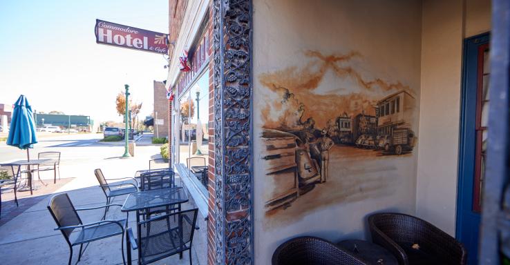 Commodore Hotel &amp; Cafe - Gallery Image 3