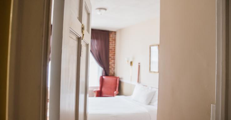 Commodore Hotel &amp; Cafe - Gallery Image 1