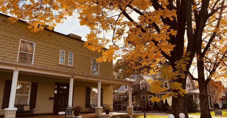 The Grand Lux Inn - Gallery Image 1