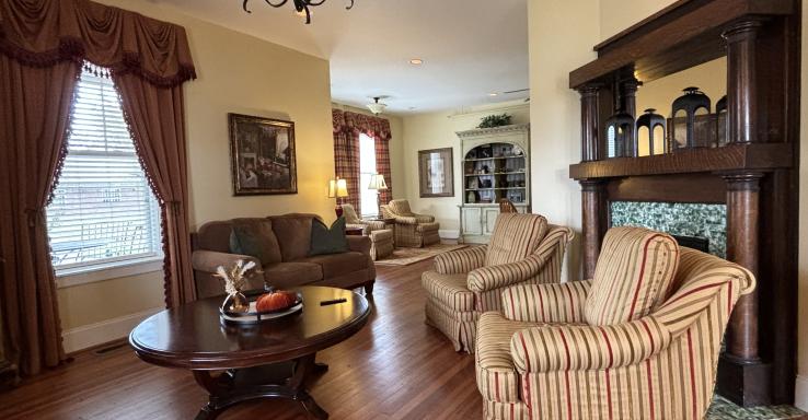 The Grand Lux Inn - Gallery Image 6