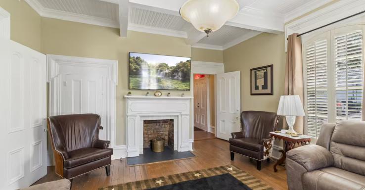 Miss Elizabeth's Place - Gallery Image 2